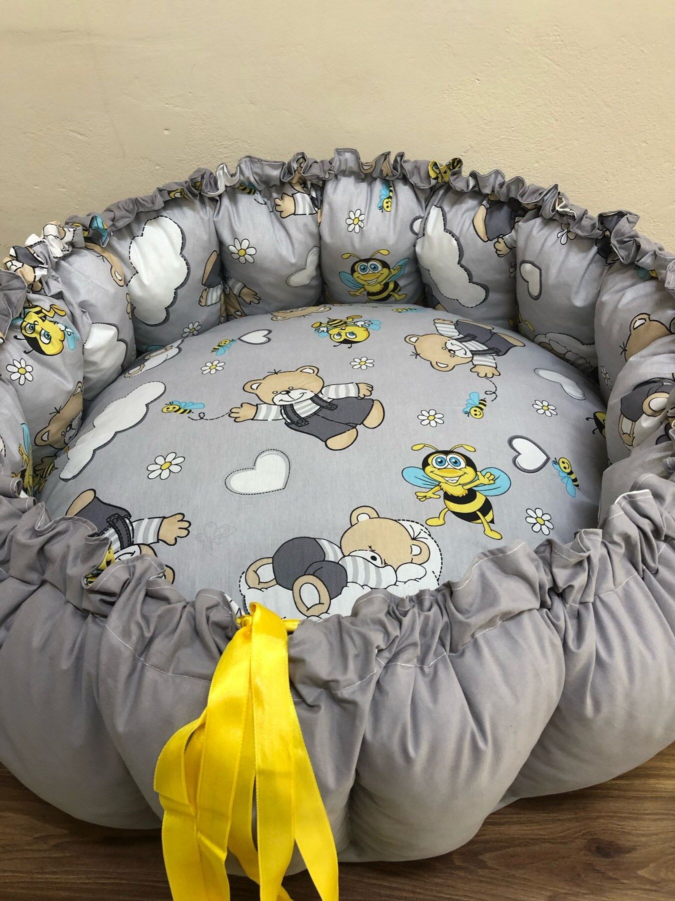 GRİ-AYICIK DESENLİ BEBEK YATAĞI , OYUN MİNDERİ