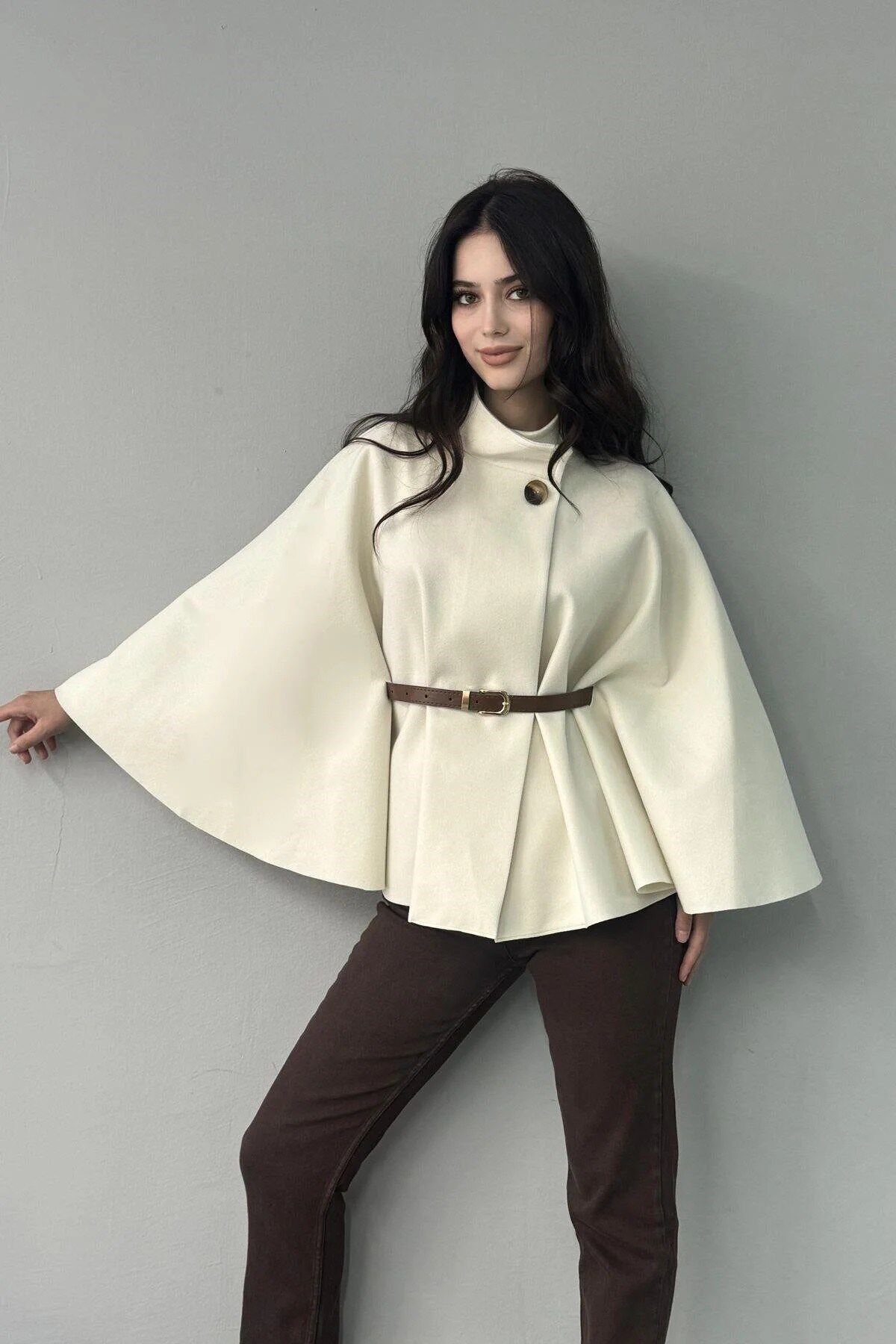 HAKİM YAKA KEMER DETAYLI KAŞE PANÇO