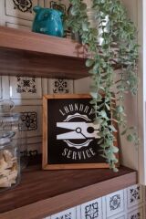 Banyo Laundry Service Siyah Zemin Ahşap Çerçeve 23 x 23